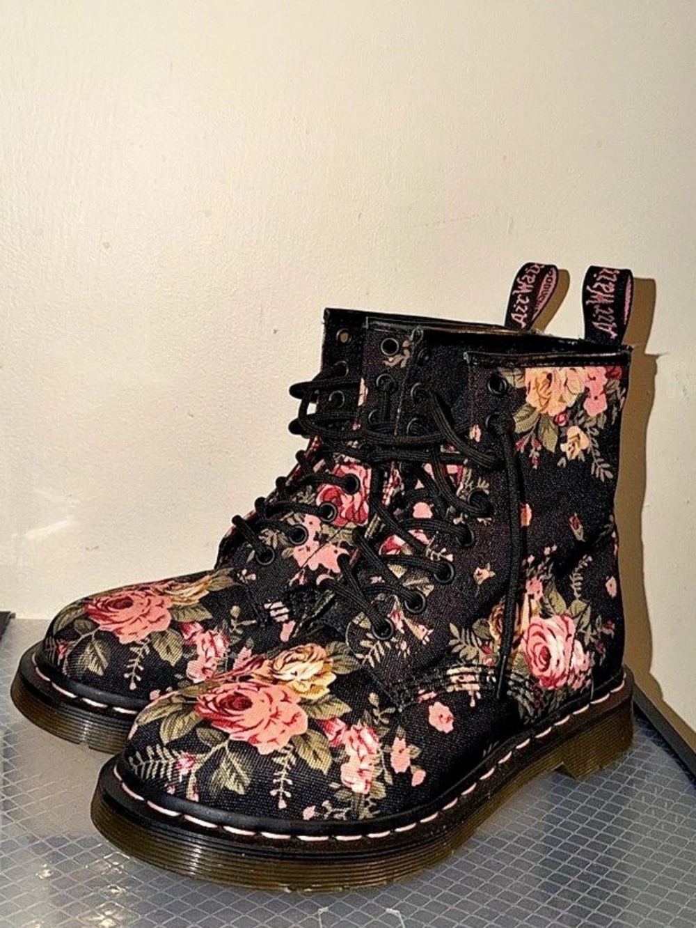 MINT/RARE Discontinued Like-New Floral Dr. Martens 1460 Women’s Size 6 🌹✨